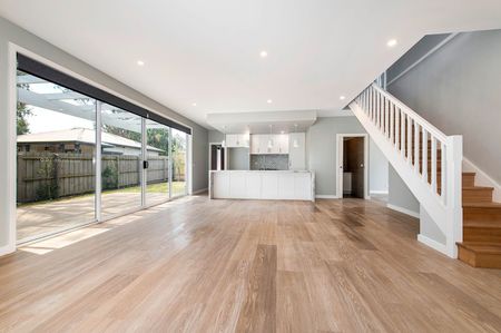 Luxurious townhouse, heart of Blackburn South - Photo 5