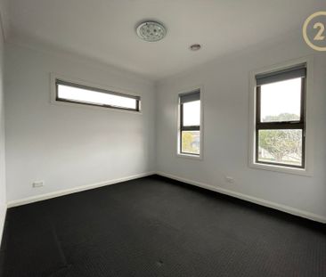 Beautiful, Modern & Spacious Townhouse! - Photo 4