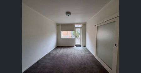 Charming Elwood Apartment Moments from the Beach - Photo 2