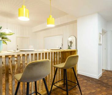 Room in a shared 6-bedroom apartment for rent in Cuatro Caminos - Photo 3