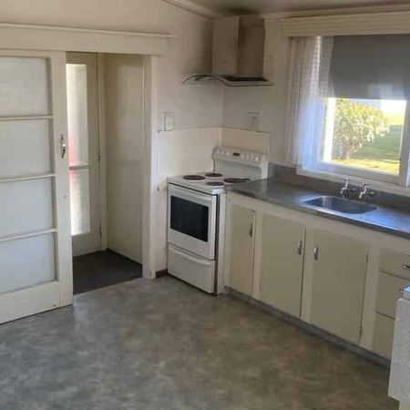 Sunny 3 Bedroom Home with Sleepout - Photo 3