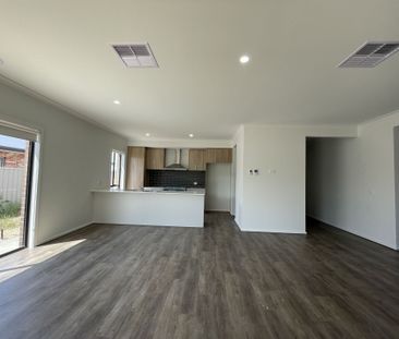 FOUR BEDROOM HOME - LOW MAINTENANCE ! - Photo 3