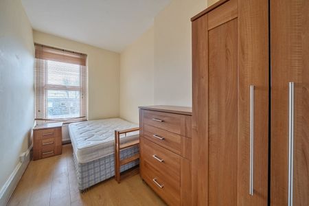 3 bedroom flat to rent - Photo 3