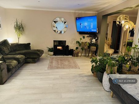 5 bedroom detached house to rent - Photo 2