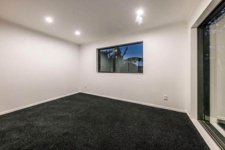 Spacious 5-Bedroom Family Home for Rent in Point England - Photo 2