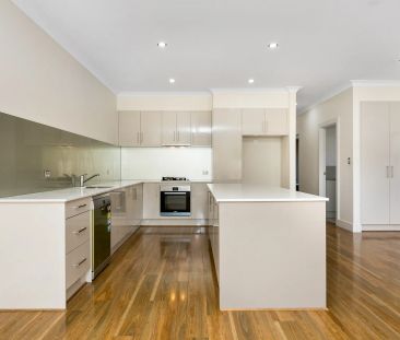 LOW MAINTENANCE 3 BEDROOM HOME ! - Photo 3