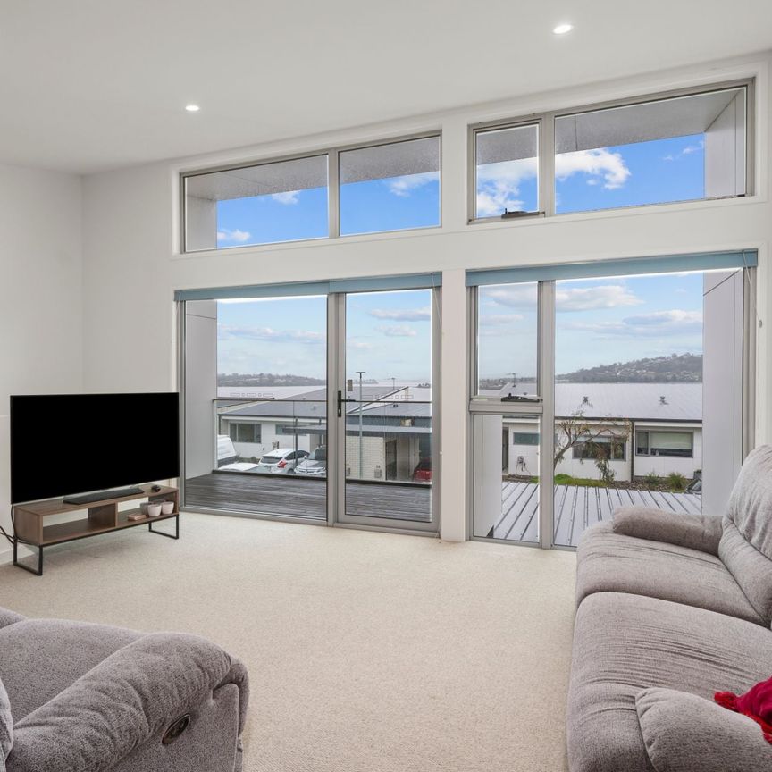 Stylish, Semi-Furnished Two-Bedroom Claremont Apartment - Photo 1