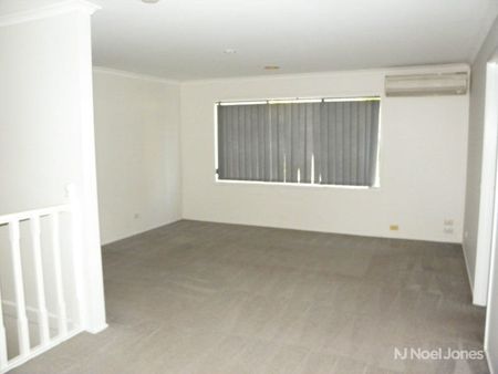 27 Rangeview Terrace, BULLEEN - Photo 2
