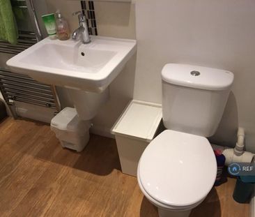 1 bedroom in a flat share to rent - Photo 4