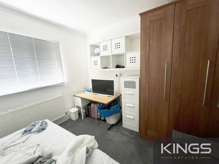 4 bedroom detached house to rent - Photo 2