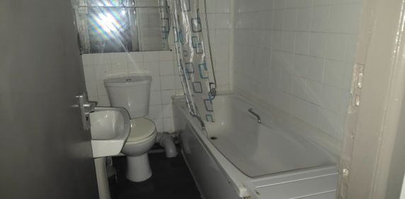 2 Bed Flat, Seymour Grove, M16 - Photo 2