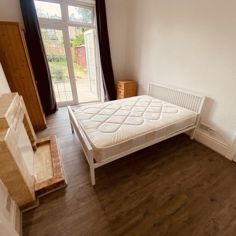 1 bedroom in a house share to rent - Photo 1