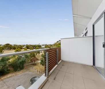 Light Filled Living in Prime Essendon Position - Photo 5