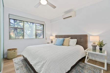 Easy-Care Modern Haven With Water Glimpses - Photo 3