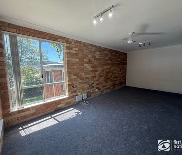 Renovated townhouse within walking distance to town - Photo 5
