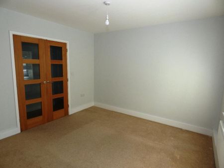 2 bed flat to rent in Rayleigh Road, Hutton, CM13 - Photo 2