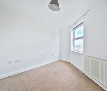 Flat to rent - Dairy Farm Place, London, SE15 - Photo 2