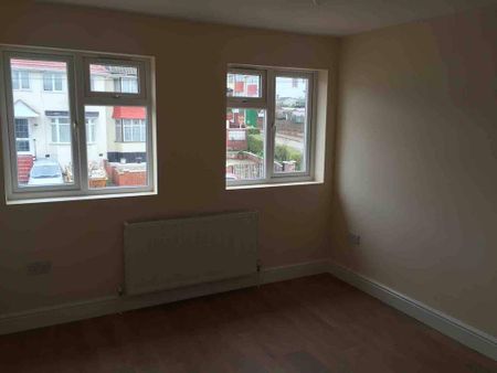 4 bedroom semi-detached house to rent - Photo 4