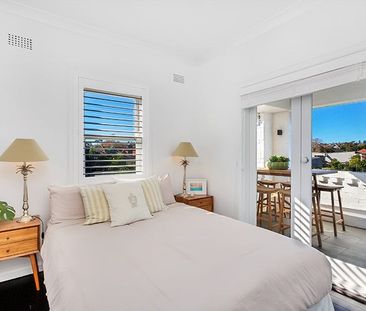 Modern Art Deco Apartment In A Cosmopolitan Harbour Village Setting - Photo 1