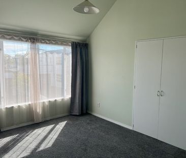 City – Freshly renovated 3 Bedroom, 2 level townhouse - Photo 2