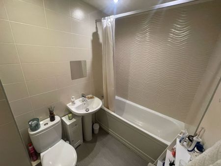 2 bed Town House - To Let - Photo 3