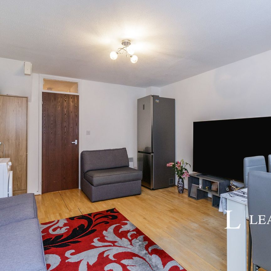 2 bedroom house to rent Haygreen Close, Kingston upon Thames, KT2 - Photo 1