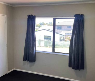3-Bedroom Home in Mt Roskill: Private Deck & A... - Photo 3