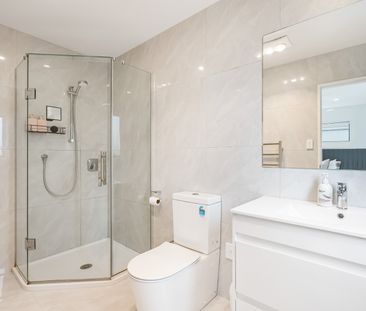 Sleek and Stylish - Photo 5