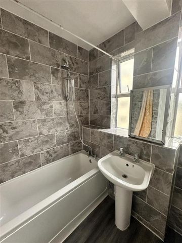 3 bedroom flat to rent - Photo 4