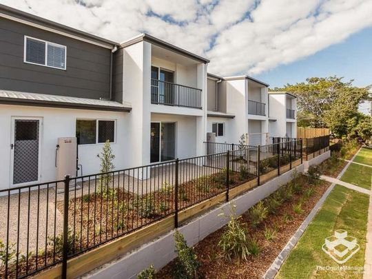 MODERN STYLISH 3 BED TOWNHOUSE IN GREAT LOCATION - Photo 1