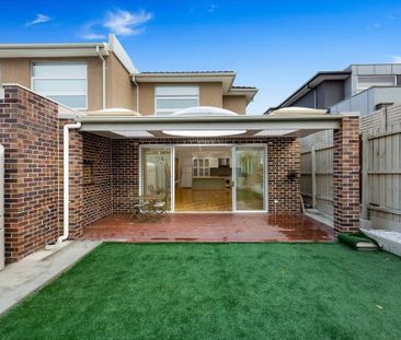 ARCHITECTURALLY DESIGNED TOWNHOUSE IN THE MCKINNON SCHOOL ZONE - Photo 3