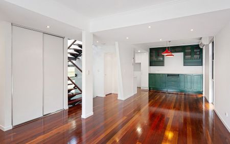 RARE RENOVATED HOME IN INNER-CITY PRIME LOCALE - Photo 4