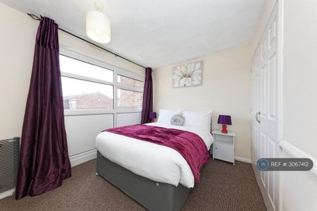 4 bedroom terraced house to rent - Photo 5