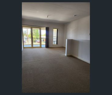 Huge 3 Bedroom Townhouse - Photo 1