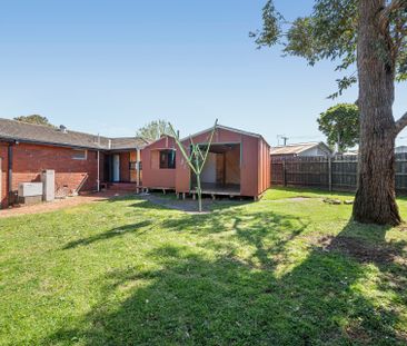Family haven with spacious living & covered entertaining - Photo 4
