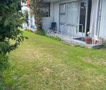 Sunny, Two bedroom, Close to Town, with a Garage - Photo 5