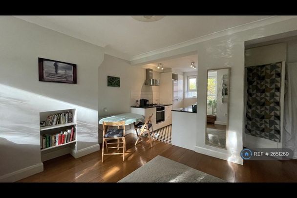 2 bedroom flat to rent - Photo 1
