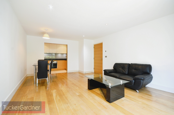 2 bedroom ground floor flat to rent - Photo 1