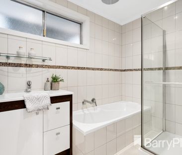 The location couldn't be more ideal, - Photo 6