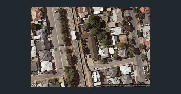 ONE BEDROOM END UNIT IN SMALL COMPLEX ! - Photo 1