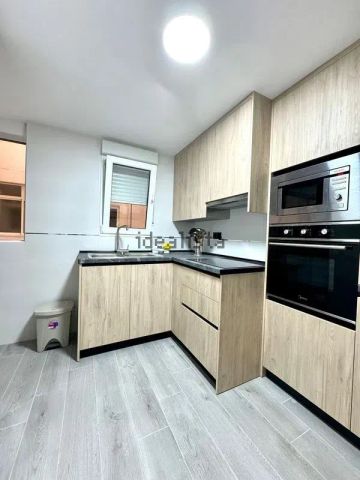 Alquiler de piso en Calle Joaquín Peralta - Photo 3