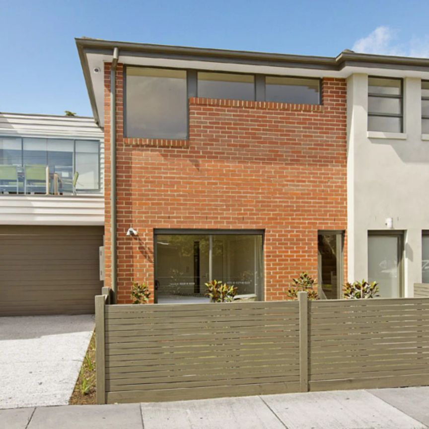 STREET FRONT PRIVATE TOWNHOUSE, WALKING DISTANCE TO SOUTHLAND! - Photo 1