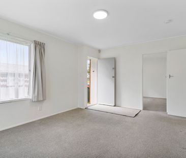Superb Living - Unbeatable Location - Photo 4