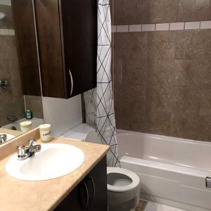 Bromont, 3 1/2 demi-ss avec table de cuisine, chaises et base de lit avec matelas queen, remise et stationnement inclus ... 5 mins de la montagne !!! - Photo 2