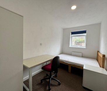 1 bedroom in a house share to rent - Photo 2