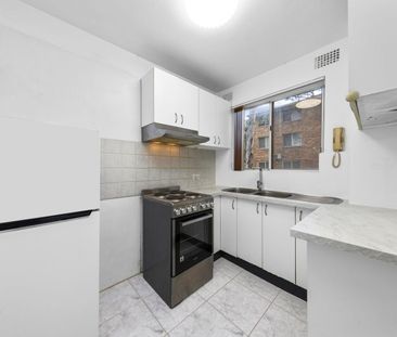 SPACIOUS ONE BEDROOM UNIT IN CONVENIENT LOCATION - Photo 2