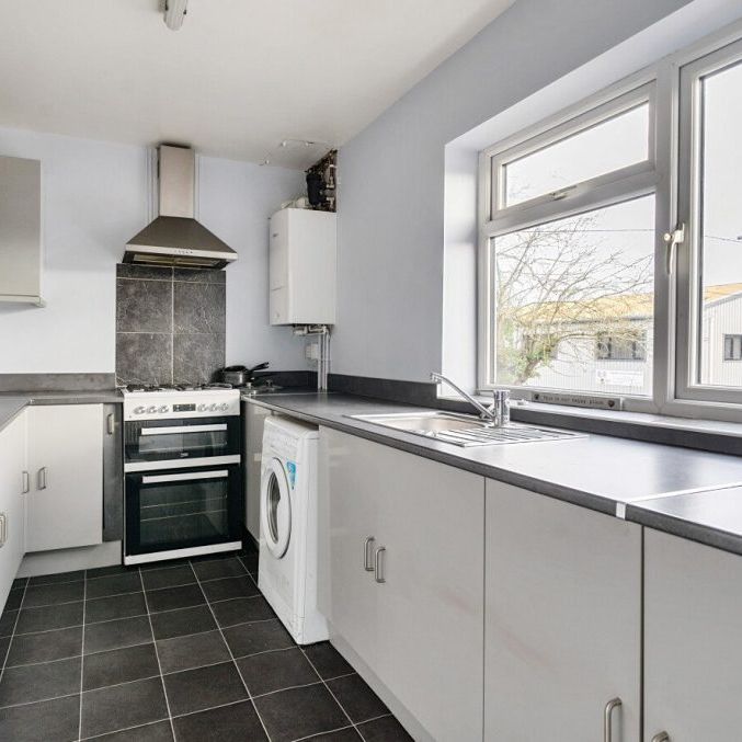 3 Bedroom Flat / Apartment - Winchester Road, Waltham Chase - Photo 1