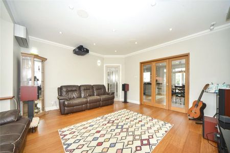 4 bedroom semi-detached house to rent - Photo 3