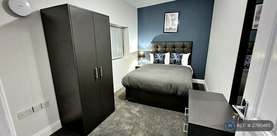 1 bedroom in a house share to rent - Photo 2