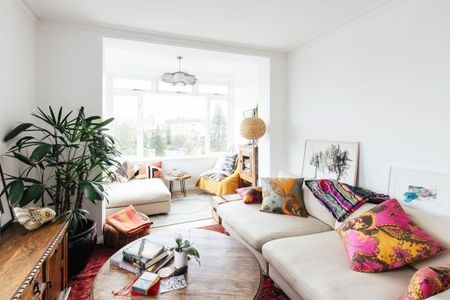 Fully Furnished Art Deco Beachside Apartment with Ocean Views in the Heart of Coogee - Photo 2